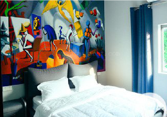 彭泽对于酒店的墙体彩绘而言更注重哪些方面？